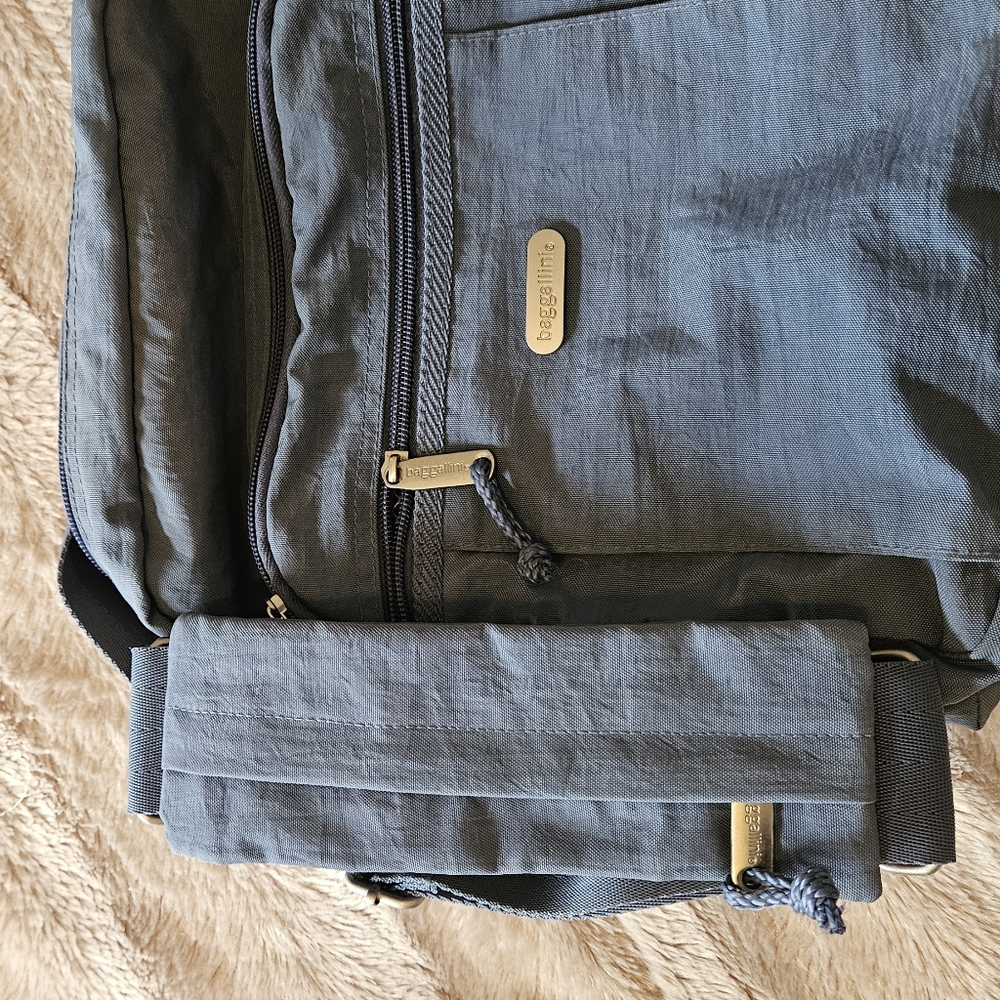 Baggallini bag in blue,  almost new - Picture 2 of 5
